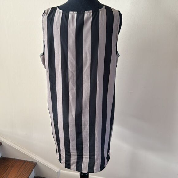 Vince Camuto tan/black abstract front, striped back crepe high-low hem top. Med - Picture 3 of 5